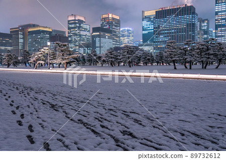 《東京》東京丸之內的雪景/大雪警告市中心 89732612