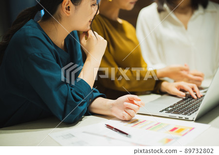 Business office business woman Business office business woman 89732802