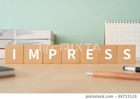 桌子上寫著“IMPRESS”的積木 桌子上寫著“IMPRESS”的積木 89733128