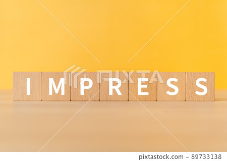上面寫有“IMPRESS”的積木 89733138