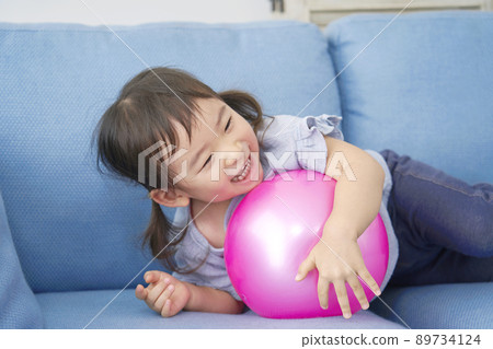 蹣跚學步的女孩球遊戲客廳 89734124