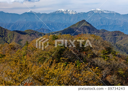 從本色丸看到的夏卡山和赤石山/赤石山/飛尻山的秋色 89734243