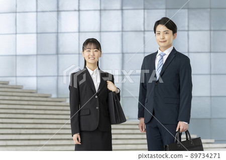 年輕男女穿著西裝，面帶微笑看著鏡頭，求職學生，新生形象 89734271