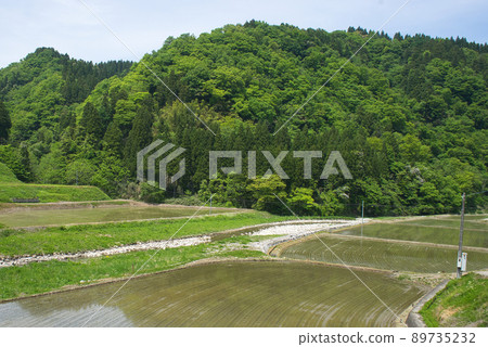 Satoyama in May: Scenery seen from the bridge on the Yuyao Line, Toyama Prefectural Road No. 224 over the Muromaki River in Yatsuo Town, Toyama City, Toyama Prefecture. 89735232