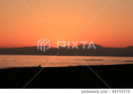 The sunset over the Izu Peninsula and the silhouette of Mt. Fuji seen from the Kugenuma coast The sunset over the Izu Peninsula and the silhouette of Mt. Fuji seen from the Kugenuma coast 89735579