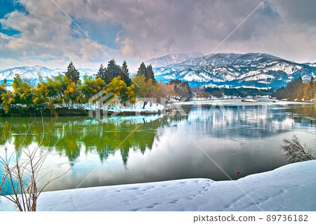 春天的最上川（山形縣村山市大淀） 89736182