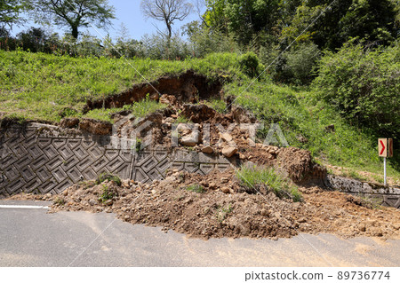 Landslide road, one-sided traffic 89736774