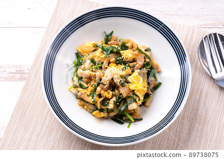 Stir-fried pork belly with garlic chives Stir-fried pork belly with garlic chives 89738075