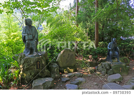 山寺的松尾芭蕉像和河合空像 89738393