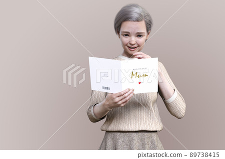 一位白髮蒼蒼的媽媽開心地讀著送來的母親節留言卡 一位白髮蒼蒼的媽媽開心地讀著送來的母親節留言卡 89738415