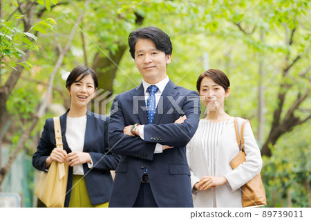 Working people outdoors 89739011