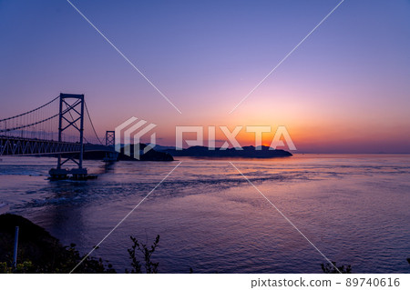 從兵庫縣南淡路市渦潮路站看小鳴門橋的日落 89740616