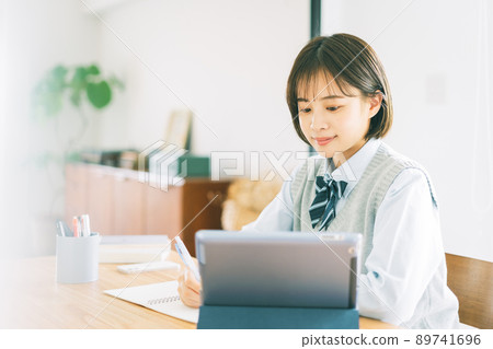 High school students studying online (tablet) 89741696