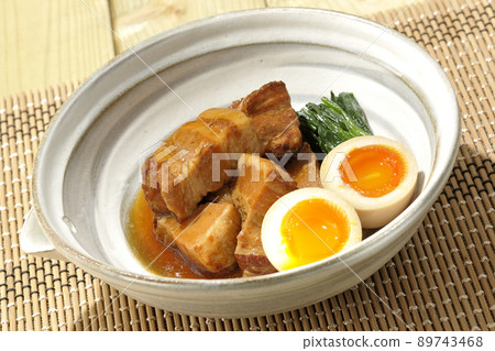 Kakuni pork in a pot, soft-boiled egg and spinach 89743468