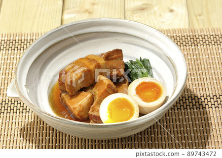 Kakuni pork in a pot, soft-boiled egg and spinach 89743472