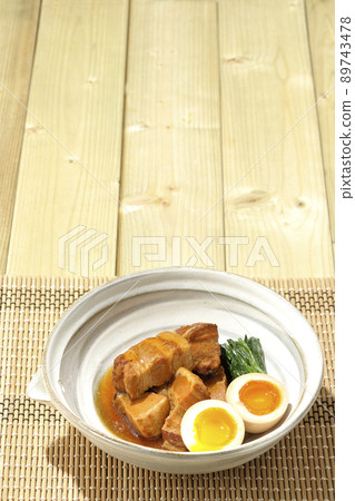 Kakuni 豬肉鍋、 水煮蛋和菠菜 89743478