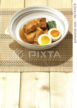 Kakuni 豬肉鍋、 水煮蛋和菠菜 89743479