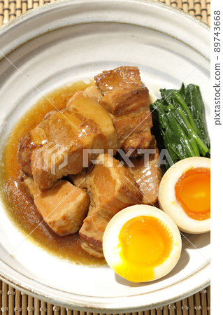 A bird's-eye view of boiled pork in a pot, soft-boiled egg and spinach A bird's-eye view of boiled pork in a pot, soft-boiled egg and spinach 89743668