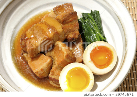 鍋中煮豬肉、水煮蛋和菠菜鳥瞰圖 89743671