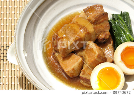 鍋中煮豬肉、水煮蛋和菠菜鳥瞰圖 89743672