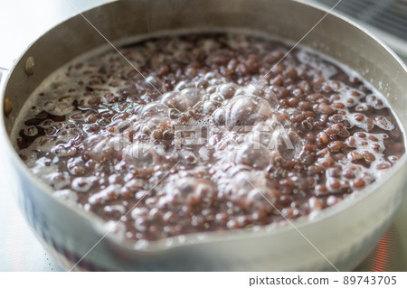 Up of azuki beans in a simmering pot 89743705