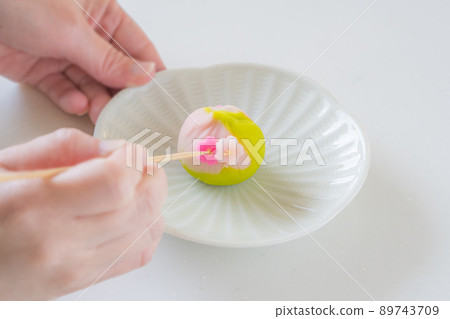 Finishing making Japanese sweets 89743709