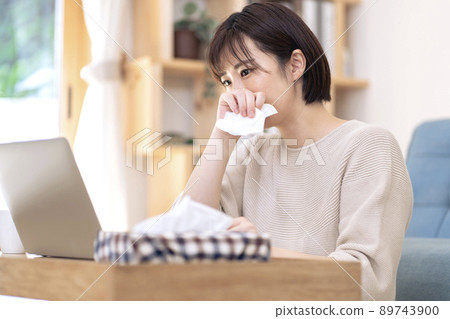 花粉症的女性 辛辣的花粉症圖像 89743900