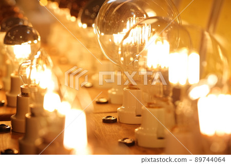 有序排列的插座燈照明 89744064