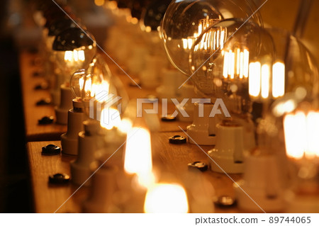 有序排列的插座燈照明 89744065