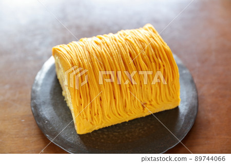 Roll cake style Mont Blanc cake 89744066