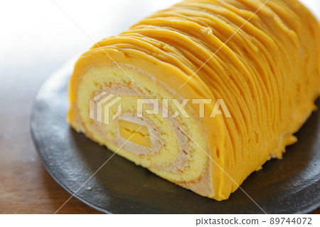 Roll cake style Mont Blanc cake 89744072