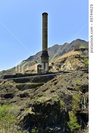 Ashio Copper Mine Ruins 冶煉廠廢墟的煙囪矗立在 Watarase 河的岩石區域 Ashio Copper Mine Ruins 冶煉廠廢墟的煙囪矗立在 Watarase 河的岩石區域 89744629