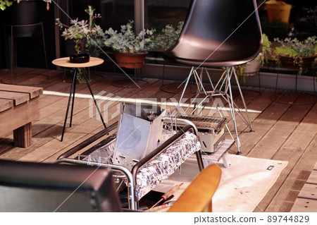 在房子的木甲板上燒烤和準備 在房子的木甲板上燒烤和準備 89744829