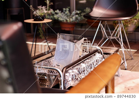 在房子的木甲板上燒烤和準備 89744830