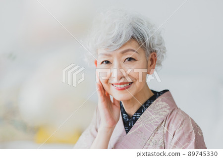 粉紅色纓花灰頭髮的女人 89745330
