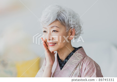 Pink tsumugi gray hair woman 89745331