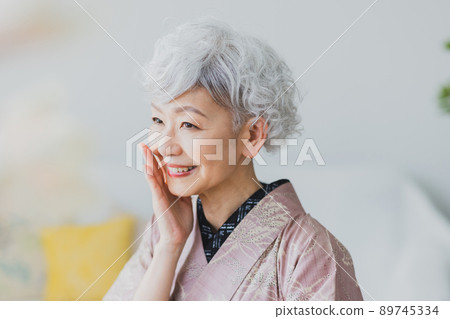 粉紅色纓花灰頭髮的女人 89745334