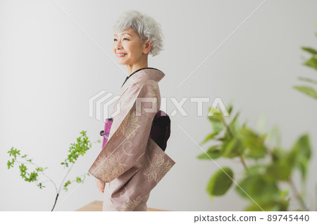 Pink tsumugi gray hair woman 89745440