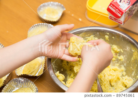 Children's hands making sweet potatoes 89745861