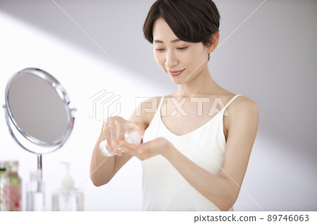 做皮膚護理的中年婦女 做皮膚護理的中年婦女 89746063