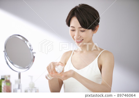 做皮膚護理的中年婦女 做皮膚護理的中年婦女 89746064