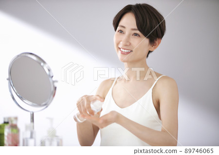 做皮膚護理的中年婦女 做皮膚護理的中年婦女 89746065