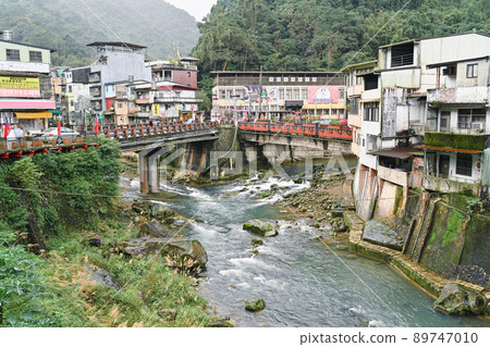 台灣台北市新北市石頂村著名的石頂老街，有100年曆史的山河石店。 89747010