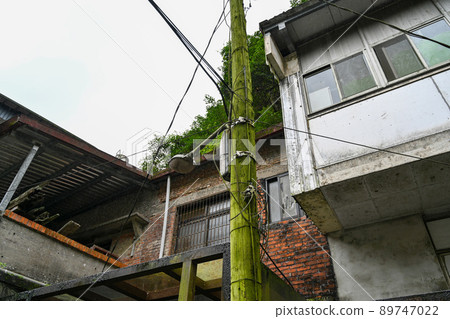 台灣老街上長滿苔蘚的電線桿 89747022