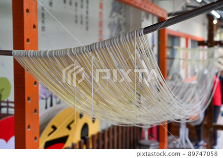 製作傳統手工麵條的特寫 89747058