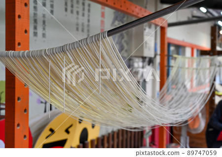 製作傳統手工麵條的特寫 89747059