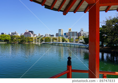 橫跨大池塘的春天大濠公園環月橋（福岡市中央區） 89747833