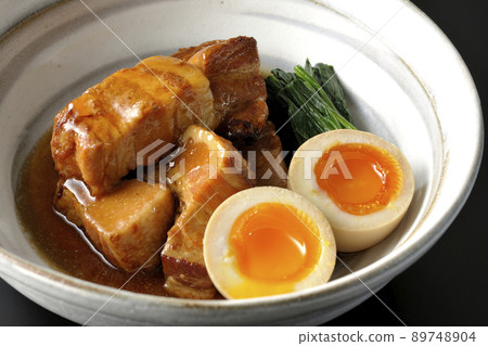 鍋中的卡庫尼豬肉、煮熟的雞蛋和黑色背景中的菠菜 89748904