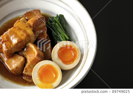 黑色背景中的鍋中煮豬肉、軟煮雞蛋和菠菜的鳥瞰圖 89749025