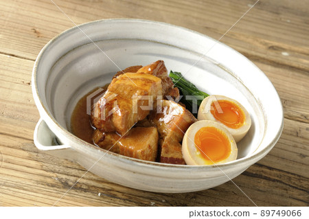 Kakuni pork in a pot, soft-boiled egg and spinach 89749066
